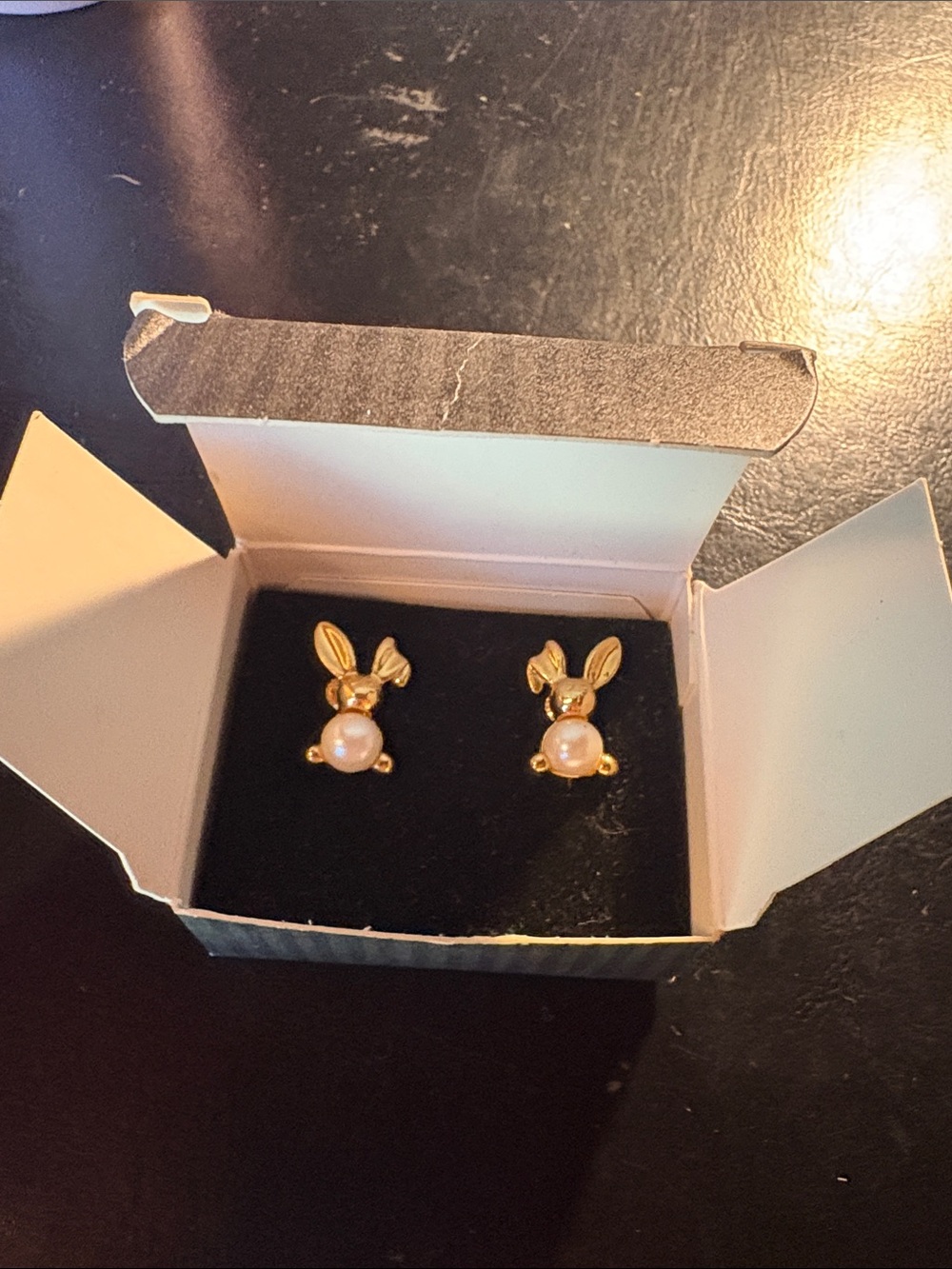 Avon Gold Bunny Pearl Stud Earrings - Gold and Cream